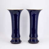 PAIR OF LARGE PORCELAIN TRUMPET VASES WITH COBALT BLUE FOND - photo 5