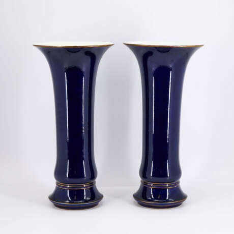 PAIR OF LARGE PORCELAIN TRUMPET VASES WITH COBALT BLUE FOND - photo 5