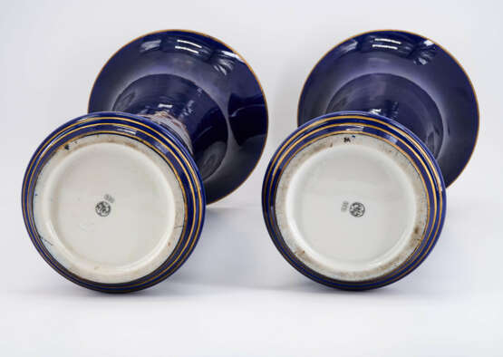 PAIR OF LARGE PORCELAIN TRUMPET VASES WITH COBALT BLUE FOND - photo 7