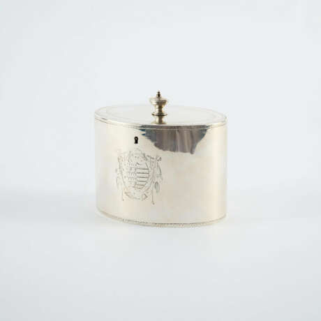 LARGE OVAL SILVER GEORGE III TEA CADDY WITH COAT OF ARMS ENGRAVING - photo 1
