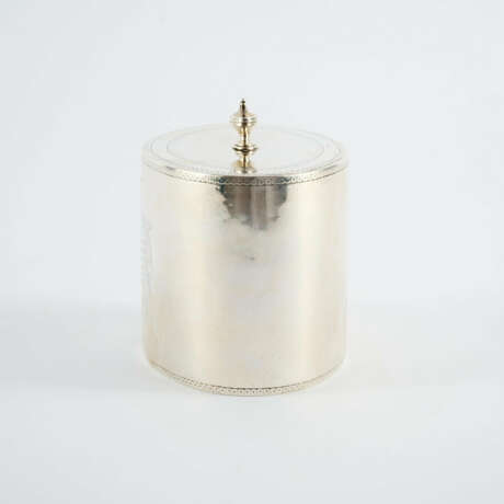 LARGE OVAL SILVER GEORGE III TEA CADDY WITH COAT OF ARMS ENGRAVING - photo 2