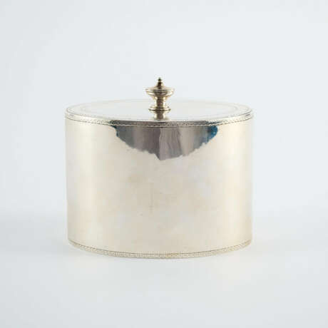LARGE OVAL SILVER GEORGE III TEA CADDY WITH COAT OF ARMS ENGRAVING - photo 3