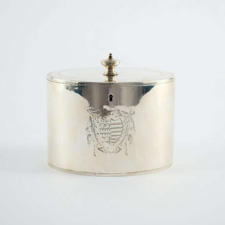 LARGE OVAL SILVER GEORGE III TEA CADDY WITH COAT OF ARMS ENGRAVING - photo 5