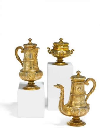 SILVER THREE-PIECE VERMEIL SERVICE WITH RICH RELIEF DECOR - photo 5