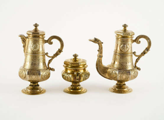 SILVER THREE-PIECE VERMEIL SERVICE WITH RICH RELIEF DECOR - photo 6