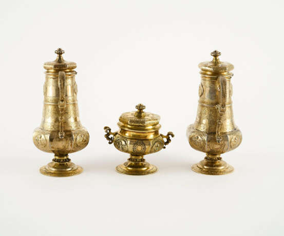 SILVER THREE-PIECE VERMEIL SERVICE WITH RICH RELIEF DECOR - photo 7