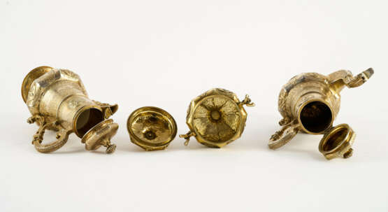 SILVER THREE-PIECE VERMEIL SERVICE WITH RICH RELIEF DECOR - photo 3