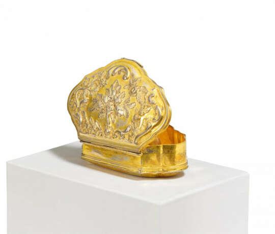 SILVER TABATIERE IN CARTOUCHE FORM WITH BLOSSOM RELIEF - photo 1