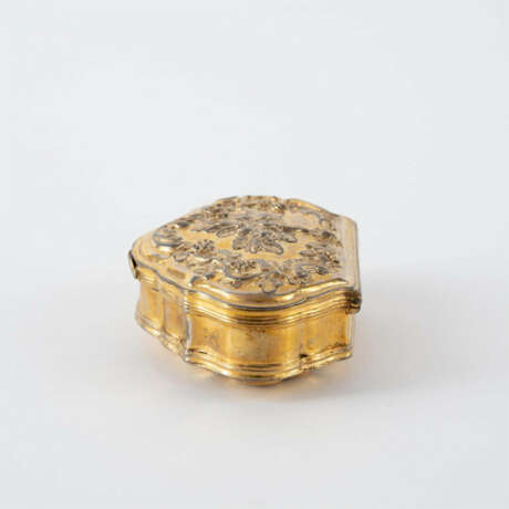 SILVER TABATIERE IN CARTOUCHE FORM WITH BLOSSOM RELIEF - photo 2