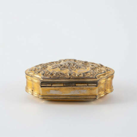 SILVER TABATIERE IN CARTOUCHE FORM WITH BLOSSOM RELIEF - photo 3