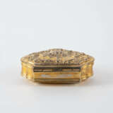 SILVER TABATIERE IN CARTOUCHE FORM WITH BLOSSOM RELIEF - photo 3