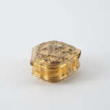 SILVER TABATIERE IN CARTOUCHE FORM WITH BLOSSOM RELIEF - photo 4