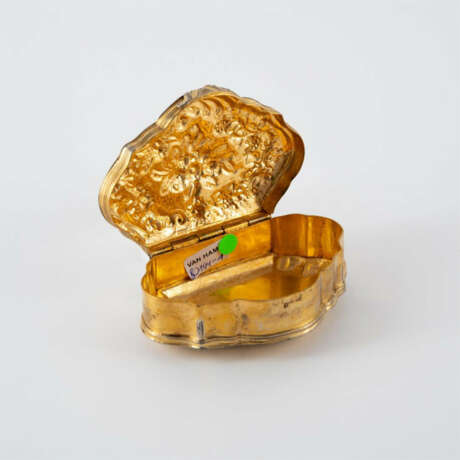 SILVER TABATIERE IN CARTOUCHE FORM WITH BLOSSOM RELIEF - photo 5