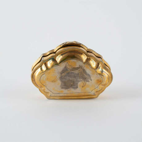 SILVER TABATIERE IN CARTOUCHE FORM WITH BLOSSOM RELIEF - photo 7