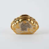 SILVER TABATIERE IN CARTOUCHE FORM WITH BLOSSOM RELIEF - photo 7