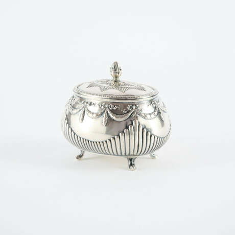 OVAL SILVER SUGAR BOWL WITH SCALLOPS AND CONE FINIAL - фото 1