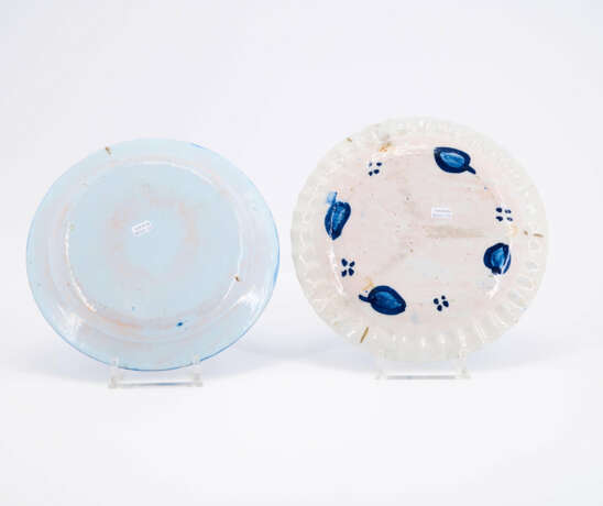 TWO PLATES WITH PEACOCKS - photo 2