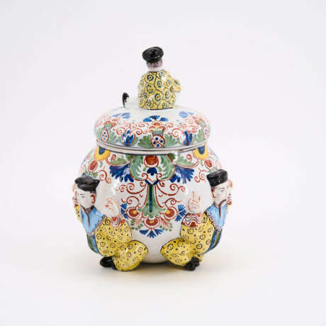 PORCELAIN LIDDED JAR WITH CHINESE INDIVIDUALS - фото 4