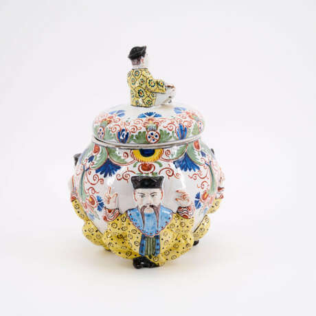 PORCELAIN LIDDED JAR WITH CHINESE INDIVIDUALS - фото 5