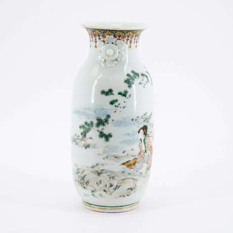 BALUSTER-SHAPED PORCELAIN VASE - photo 4