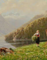 Mädchen bei der Heuernte im Fjord