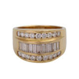 Ring mit 18 Brillanten, zusammen ca. 0,9 ct und 11 Diamantbaguettes, - photo 1