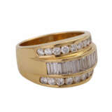 Ring mit 18 Brillanten, zusammen ca. 0,9 ct und 11 Diamantbaguettes, - photo 2