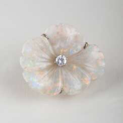 ''Vintage Opal-Blütenbrosche mit Solitär''