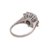 Ring mit Saphir, ca. 0,5 ct und 20 Brillanten, zusammen ca. 1,15 ct, - фото 3