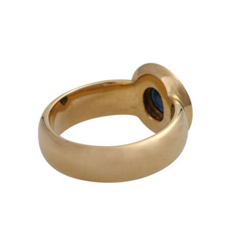 Ring mit Saphir, rund fac. umgeben von 10 Brillanten, zusammen ca. 0,6 ct, - photo 3