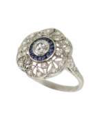 Catalogue des produits. Bague de style Art D&eacute;co en platine 900 avec diamants et saphirs. 