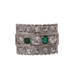 Belle Epoque Ring mit 2 kl. Smaragden, 3 Altschliffdiamanten