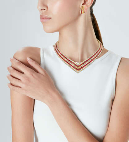 VAN CLEEF & ARPELS SET OF RUBY AND DIAMOND JEWELLERY - фото 2