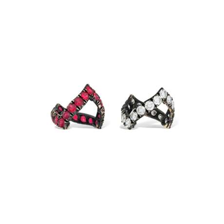 JAR PAIR OF RUBY AND DIAMOND `V-SHAPED` RINGS - фото 3