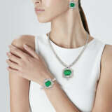 SUITE OF EMERALD AND DIAMOND JEWELLERY - Foto 2