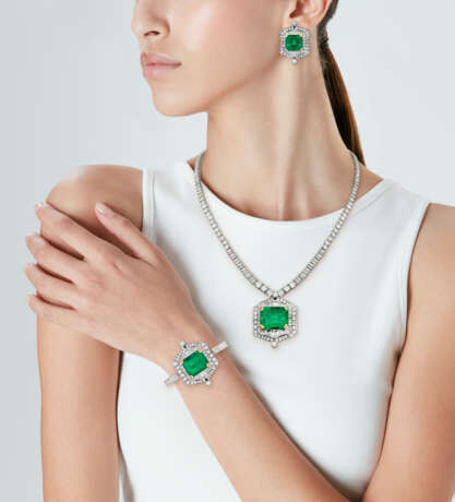 SUITE OF EMERALD AND DIAMOND JEWELLERY - Foto 2