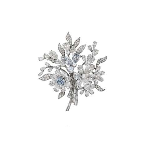 EXCEPTIONAL BULGARI COLOURED DIAMOND AND DIAMOND `EN TREMBLANT` BROOCH - photo 1