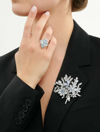 EXCEPTIONAL BULGARI COLOURED DIAMOND AND DIAMOND `EN TREMBLANT` BROOCH - photo 2