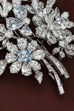 EXCEPTIONAL BULGARI COLOURED DIAMOND AND DIAMOND `EN TREMBLANT` BROOCH - photo 4