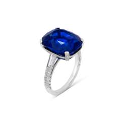 SAPPHIRE AND DIAMOND RING