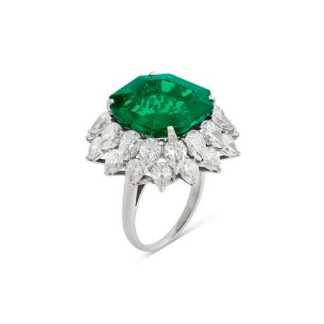 BULGARI EMERALD AND DIAMOND RING - photo 1