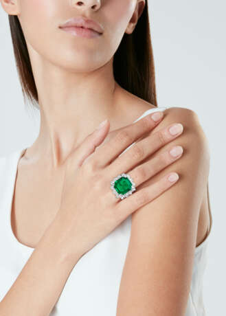 BULGARI EMERALD AND DIAMOND RING - photo 2