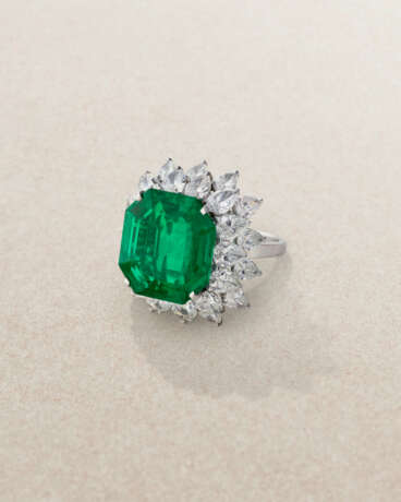 BULGARI EMERALD AND DIAMOND RING - photo 3