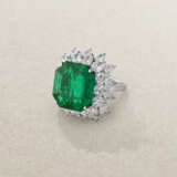 BULGARI EMERALD AND DIAMOND RING - photo 3