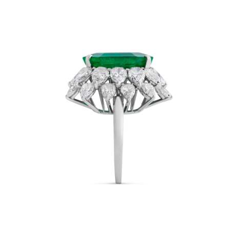 BULGARI EMERALD AND DIAMOND RING - photo 5