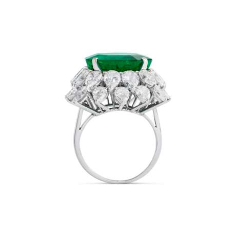 BULGARI EMERALD AND DIAMOND RING - photo 6