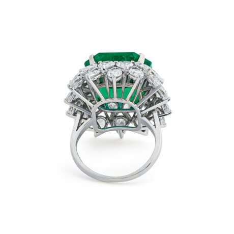 BULGARI EMERALD AND DIAMOND RING - photo 7