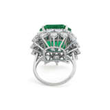 BULGARI EMERALD AND DIAMOND RING - photo 7