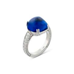 SAPPHIRE AND DIAMOND RING