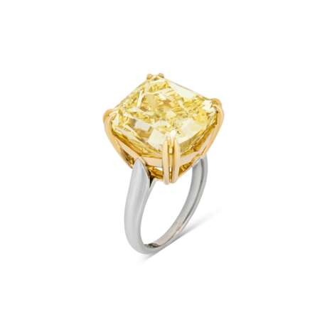 COLOURED DIAMOND AND DIAMOND RING - photo 1